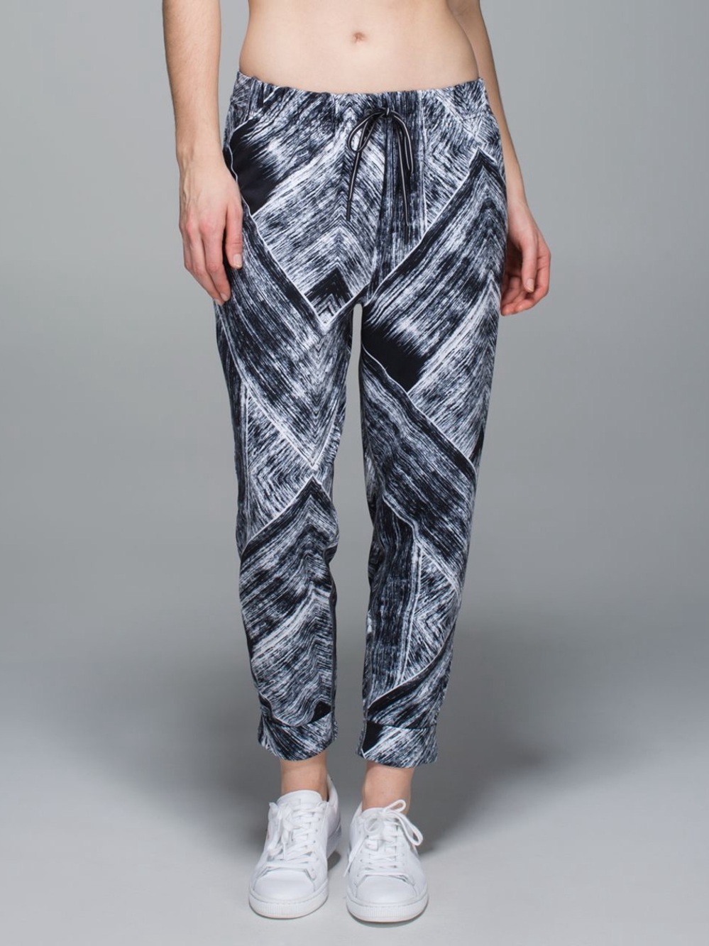 Lululemon Namaskar Pant II Heat Wave Black & White Size 10 Joggers cropped